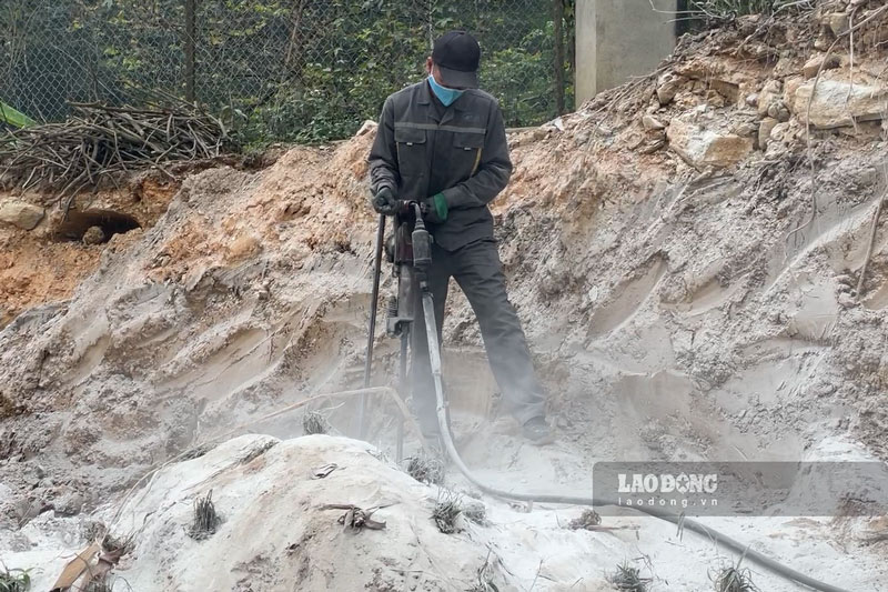 Việc gỡ mặt bằng giúp quá trình thi công được đẩy nhanh, sớm đưa tuyến đường vào sử dụng. Ảnh: Đinh Đại