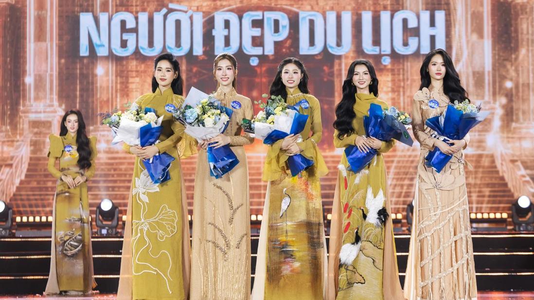 미스 투어리즘 탑에 오른 참가자들. 사진: 센방.