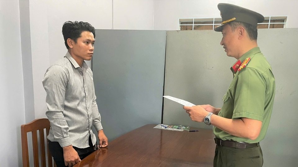 Issuing decisions on cases related to the act of illegally using military weapons in Vinh Long. Photo: Vinh Long Provincial Police