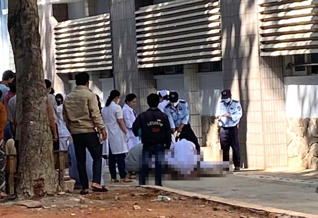 Nhân viên bảo vệ và các bác sĩ đưa nạn nhân vào cấp cứu. Ảnh: Phạm Duy