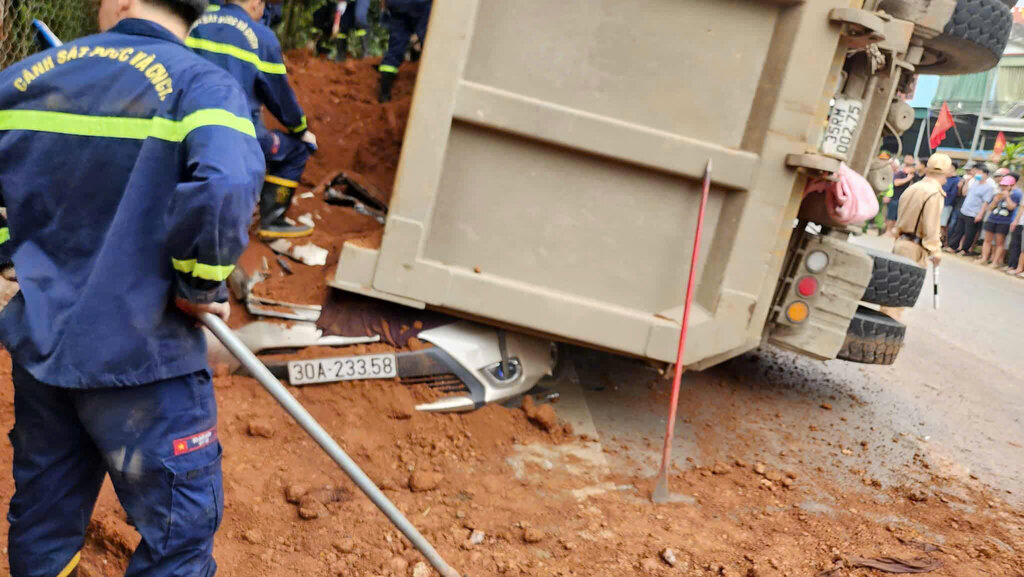 Escena del accidente que dejó 2 muertos en Phú Thọ. Foto: Unidad proporcionada