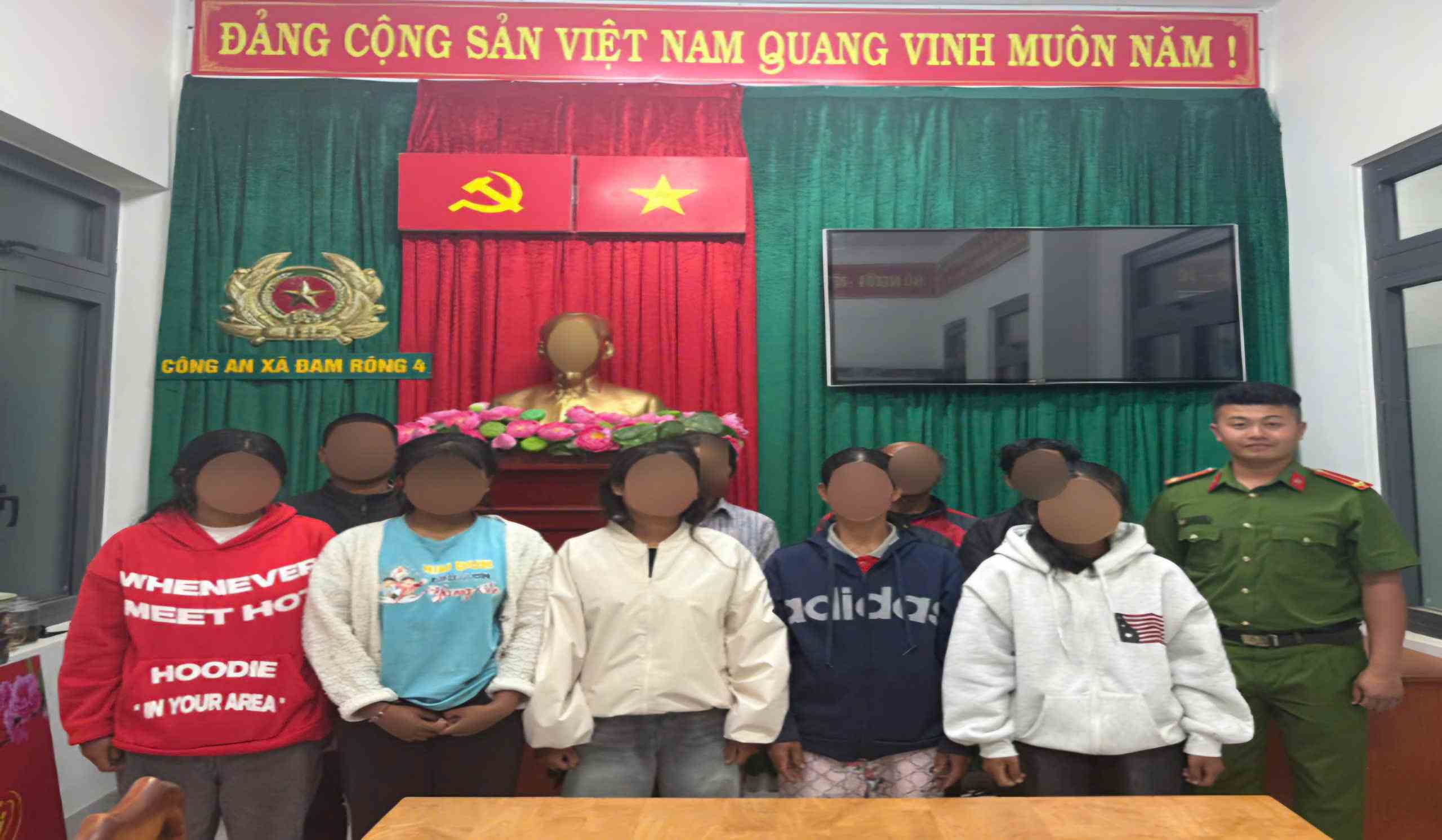 Công an xã Đam Rông 4 bàn giao các cháu cho gia đình. Ảnh: Công an cung cấp 
