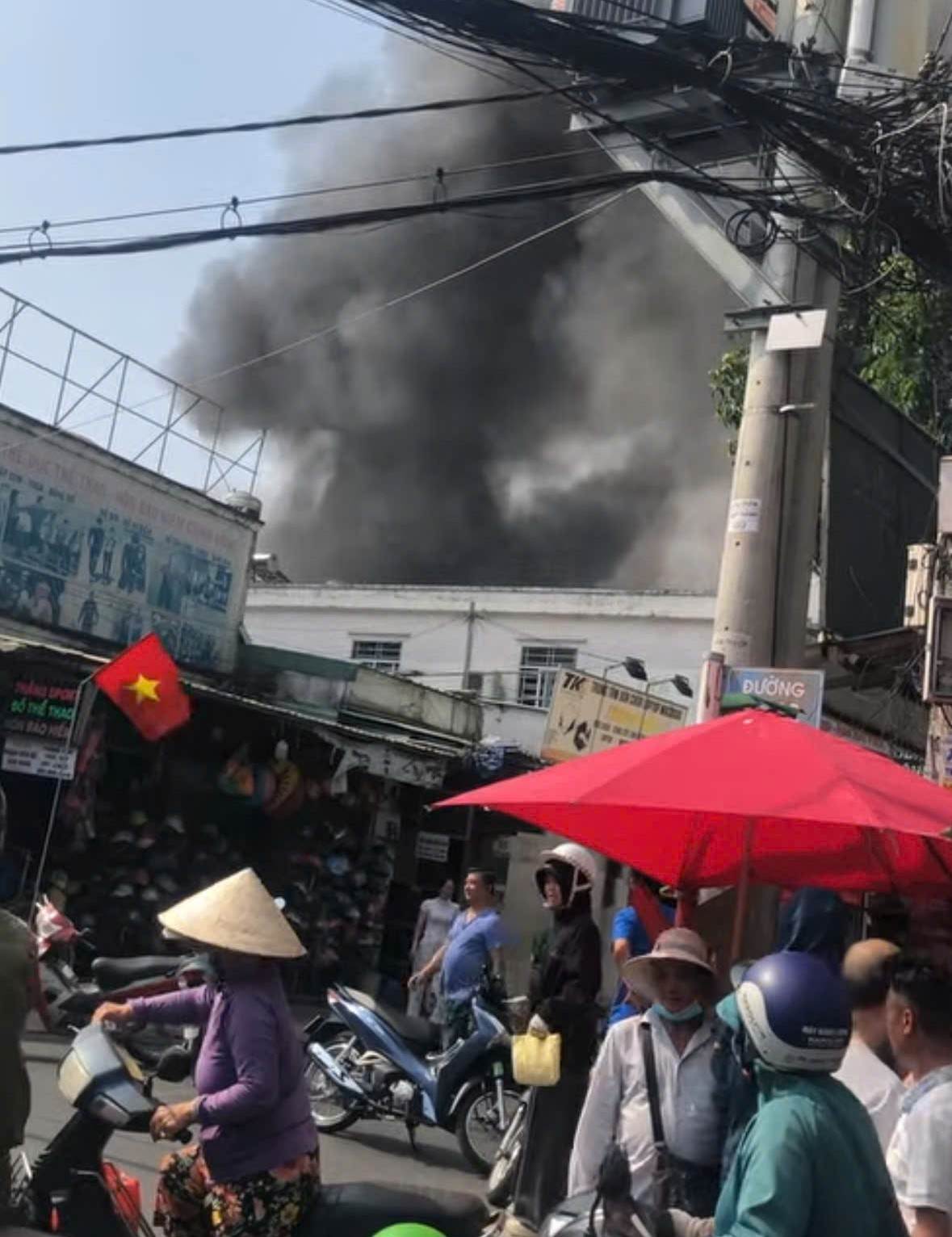 Đám cháy bùng phát kèm theo cột khói đen trên đường Chung Thị Minh. Ảnh: Cắt từ clip
