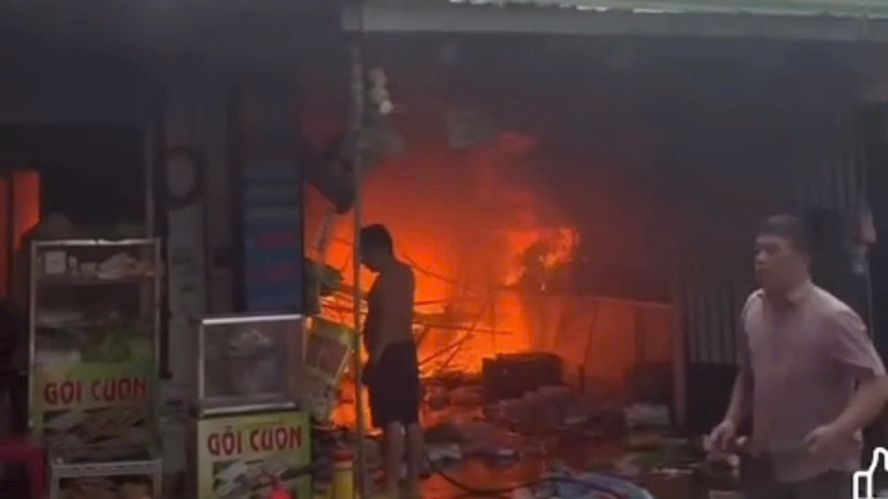 Lửa bùng phát dữ dội bên trong căn nhà. Ảnh: Cắt từ clip