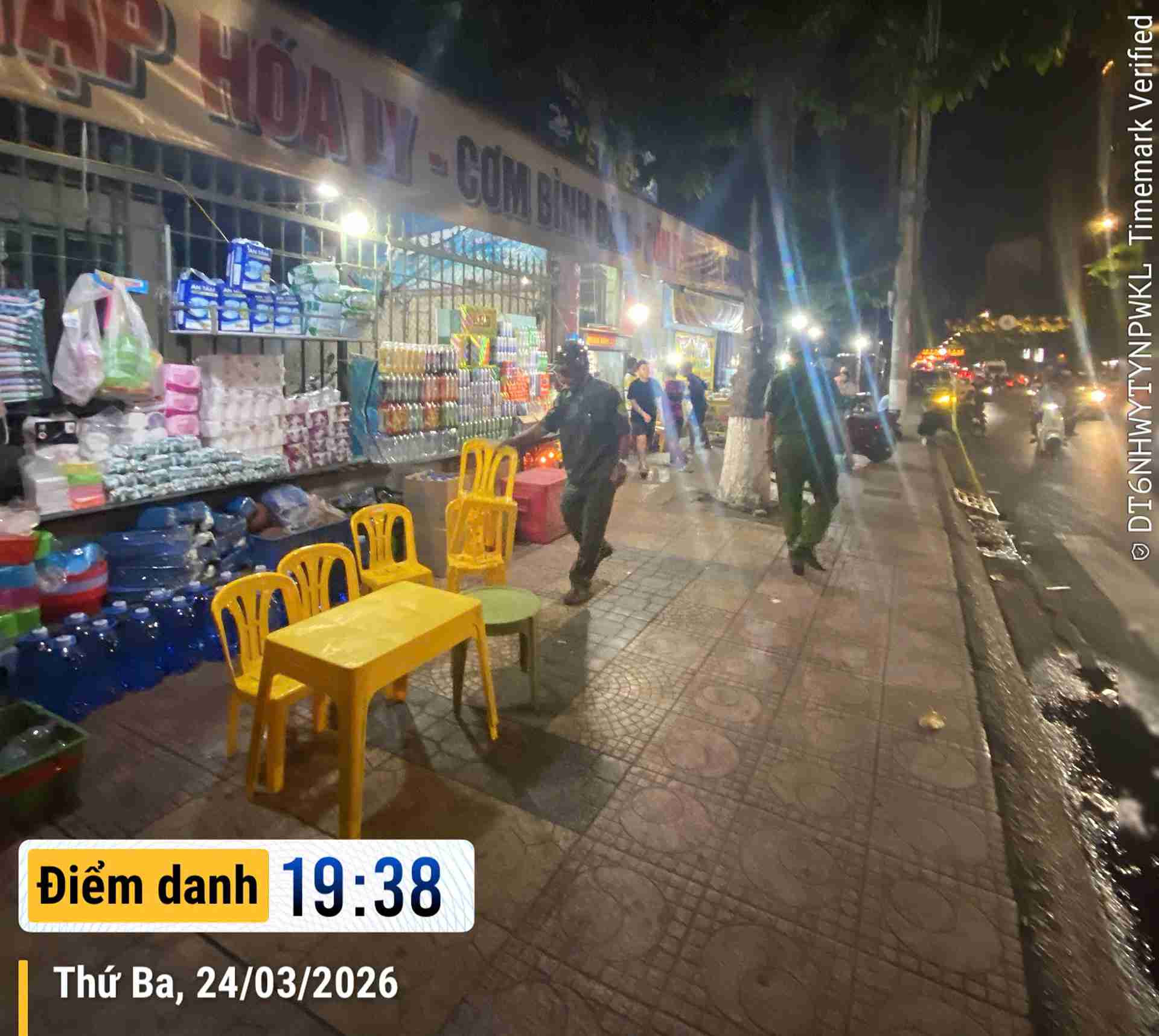Les autorités compétentes de Nha Trang lancent simultanément des opérations, réprimant énergiquement l'occupation des trottoirs. Photo: Hữu Long