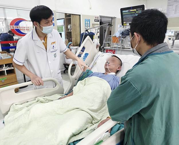 胸の痛みが一瞬続き、男性は突然心停止し、タイムリーな救命措置を受けた。写真:グエン・ハ