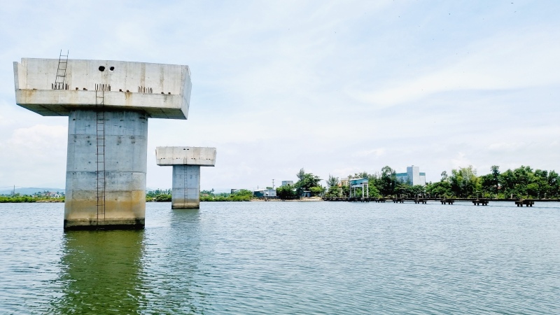 Hundred-billion bridge in Tam Tien commune, Da Nang has been delayed for many years, people tremble through the "bridge of death" every day. Photo: Hoang Bin