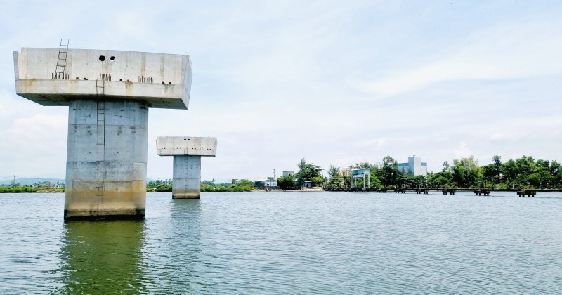 Cầu trăm tỷ chưa xong, dân Đà Nẵng liều mình qua "cầu tử thần