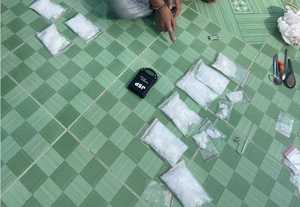 Tâm khai nhận số tinh thể là ma túy đá, chia nhỏ để bán kiếm lời. Ảnh: CACC