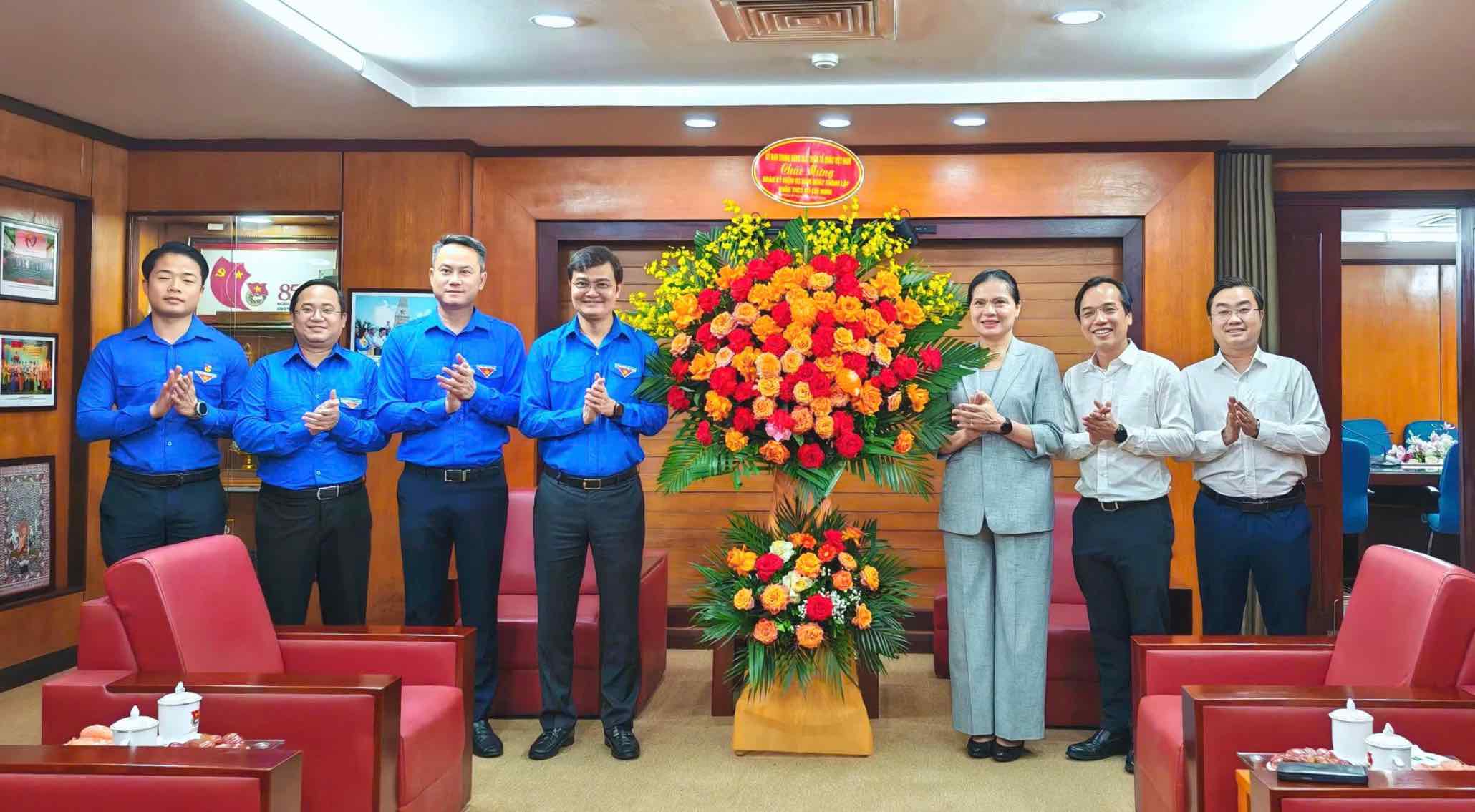 Bà Hà Thị Nga, Ủy viên Trung ương Đảng, Phó Bí thư thường trực Đảng ủy MTTQ, các đoàn thể Trung ương, Phó Chủ tịch – Tổng Thư ký Ủy ban Trung ương MTTQ Việt Nam tặng hoa chúc mừng Trung ương Đoàn TNCS HCM. Ảnh: Minh Đức