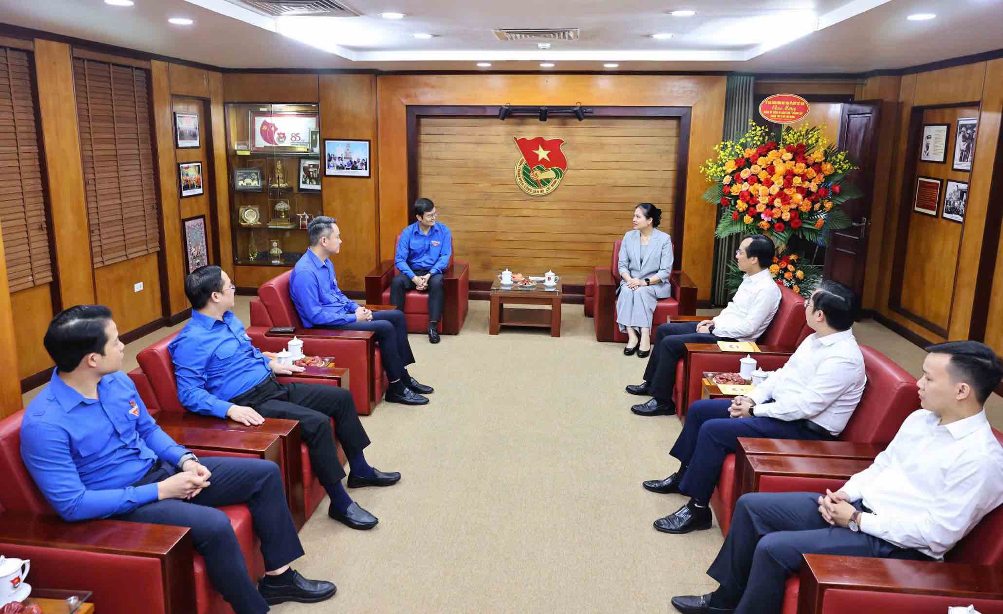 Mme Ha Thi Nga - membre du Comité central du Parti, secrétaire adjointe permanente du Comité du Parti du Front de la Patrie, des organisations centrales, vice-présidente - secrétaire générale du Comité central du Front de la Patrie du Vietnam félicite le Comité central de l'Union de la jeunesse communiste Ho Chi Minh. Photo: Minh Duc