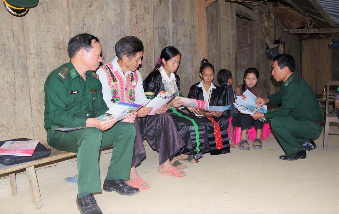 Nghe An Border Guard soldiers propagate the Law on Marriage and Family to people in mountainous areas. Photo: H.T
