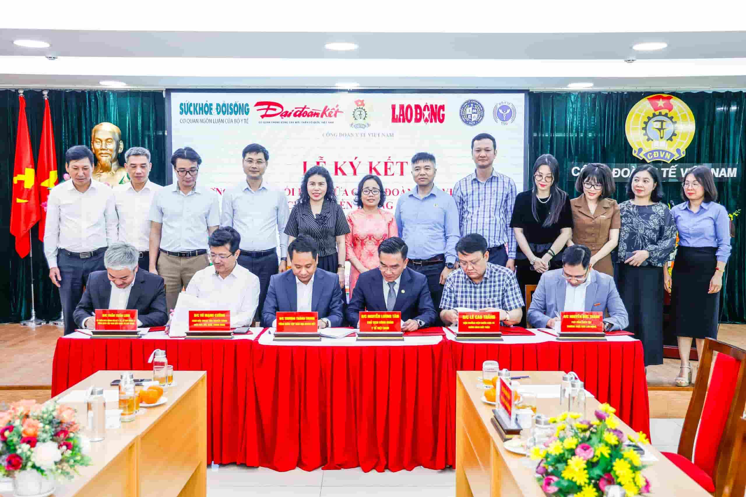 Các bên tham gia ký kết. Ảnh: Quang Vinh.