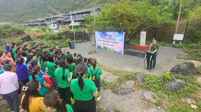 Lieutenant Hoang Trung Kien introduces border markers at an extracurricular class on borders for students in Cao Bang province. Photo: VNA