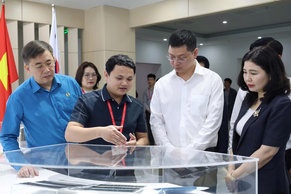 Business leaders introduce the production process at the factory to the working delegation of Bac Ninh province. Photo: Quyet Chien