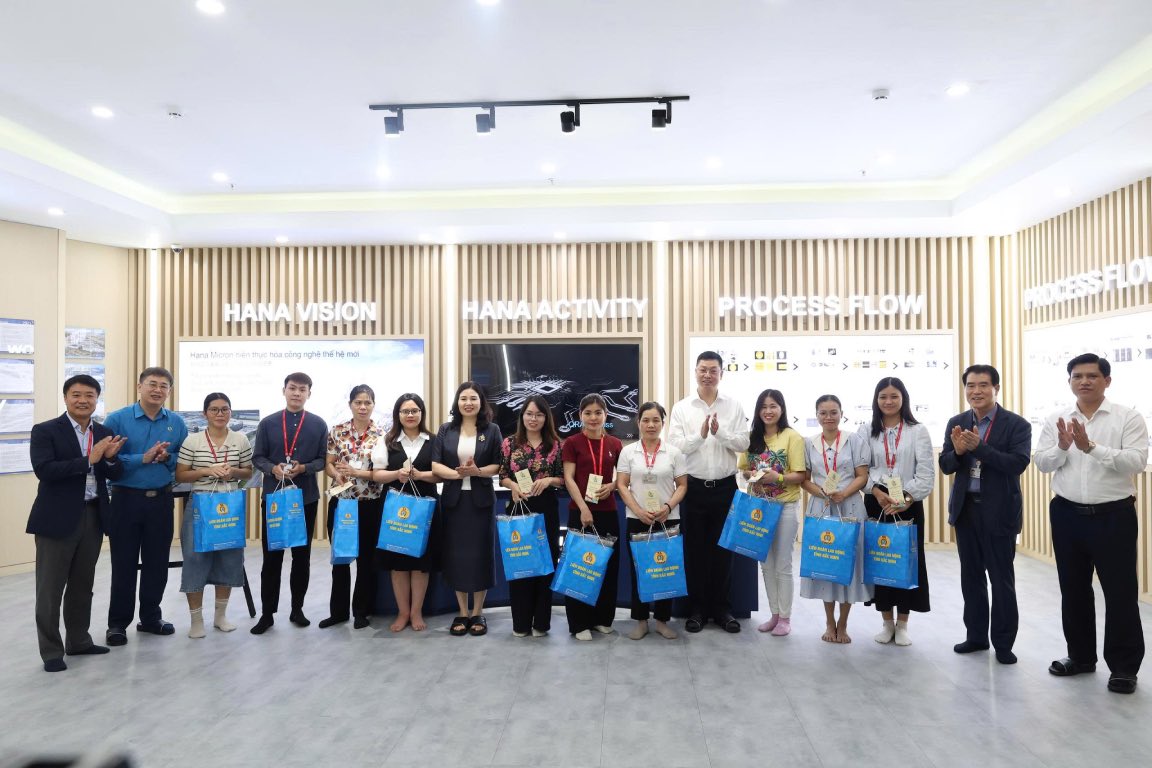 Đoàn công tác tỉnh Bắc Ninh trao quà cho đoàn viên, người lao động đang làm việc tại công ty. Ảnh: Quyết Chiến