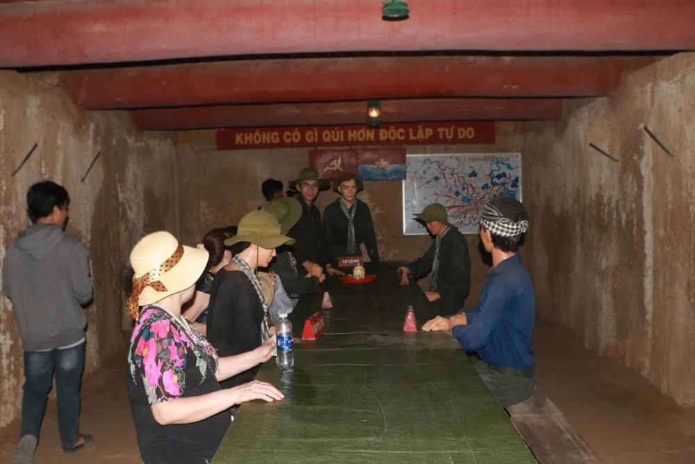 Du khách khám phá hầm địa đạo Củ Chi. Ảnh: Anh Tú