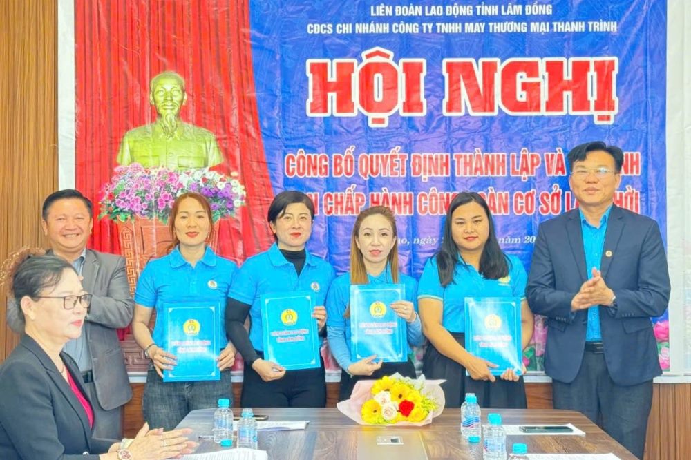 Ông Đoàn Văn Sự - Phó Chủ tịch Liên đoàn Lao động tỉnh Lâm Đồng trao quyết định thành lập công đoàn cơ sở. Ảnh: Quang Hùng