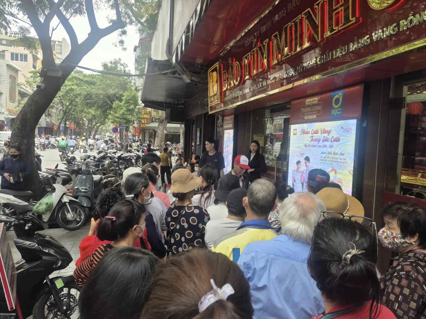 Hình ảnh PV ghi nhận lúc 11h58 ngày 26.3 tại cửa hàng Bảo Tín Minh Châu