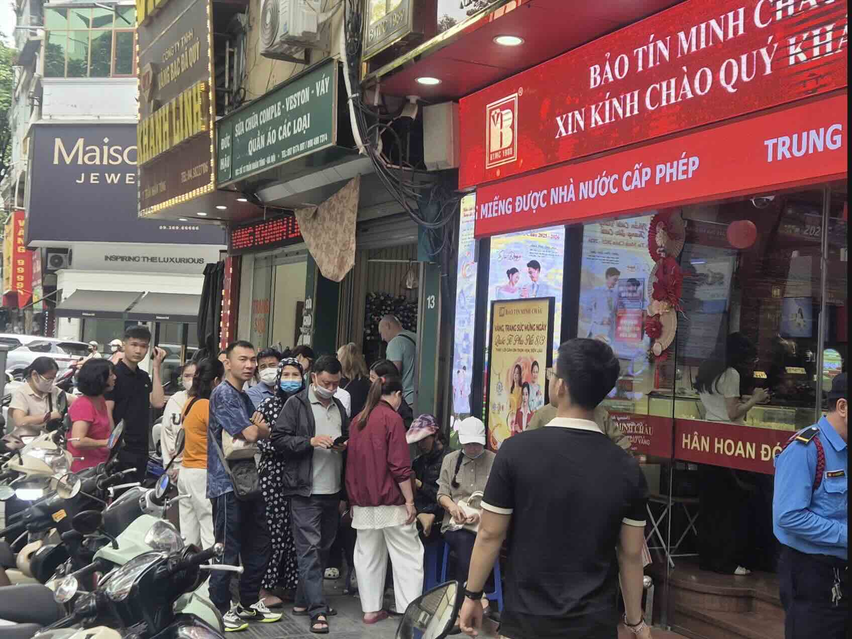 Lượng khách đến nhận vàng theo lịch hẹn và bán ra tăng so với ngày thường, song vẫn thưa hơn đáng kể so với khu vực mua vàng. Ảnh: Lệ Hà