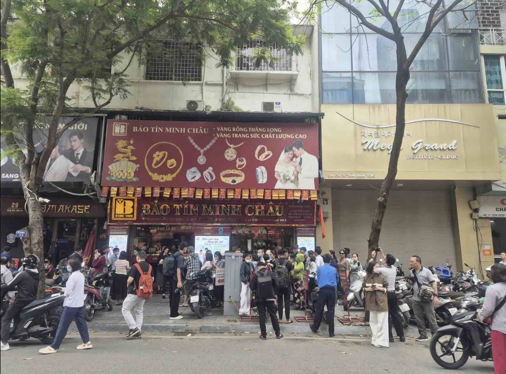 Đúng 12h, cửa hàng mở cửa đón khách, người dân lần lượt vào giao dịch, xếp hàng chờ mua vàng trong trật tự. Ảnh: Lệ Hà