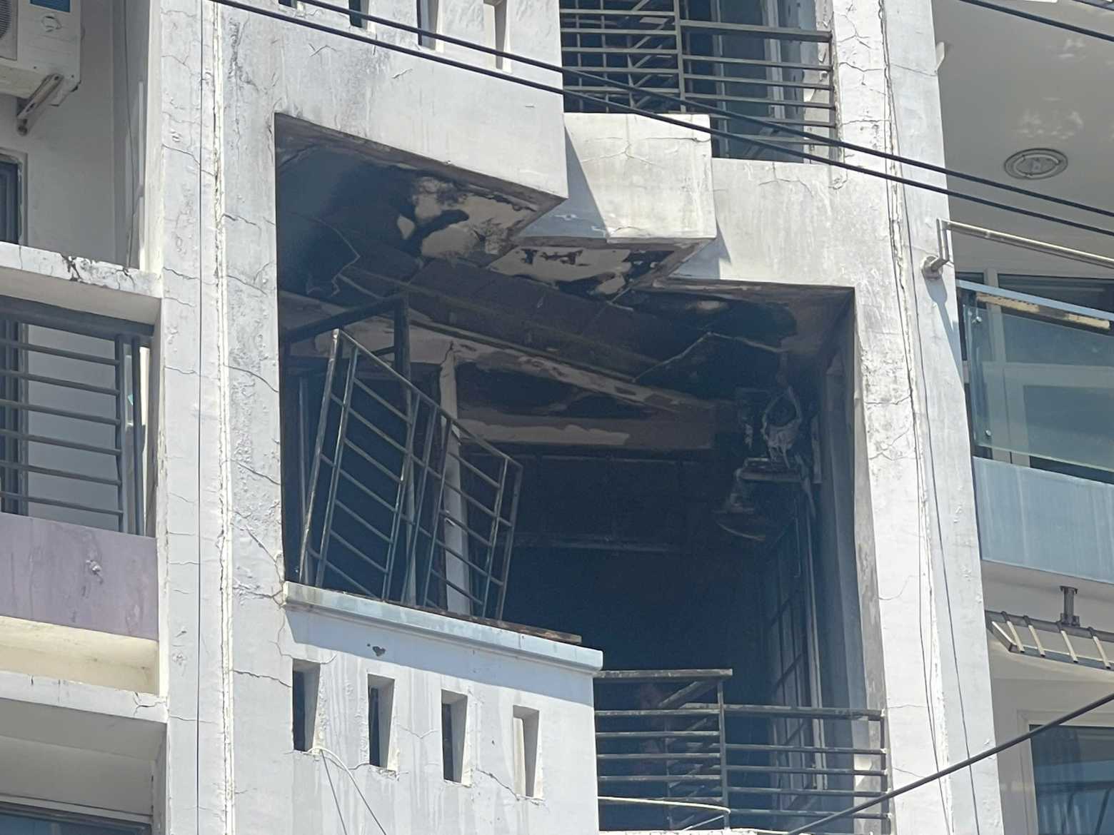 Lửa xuất phát từ tầng 3 căn nhà và bao trùm xuống tầng 2, nơi vợ chồng chủ nhà lớn tuổi đang ở. Ảnh: Phương Linh