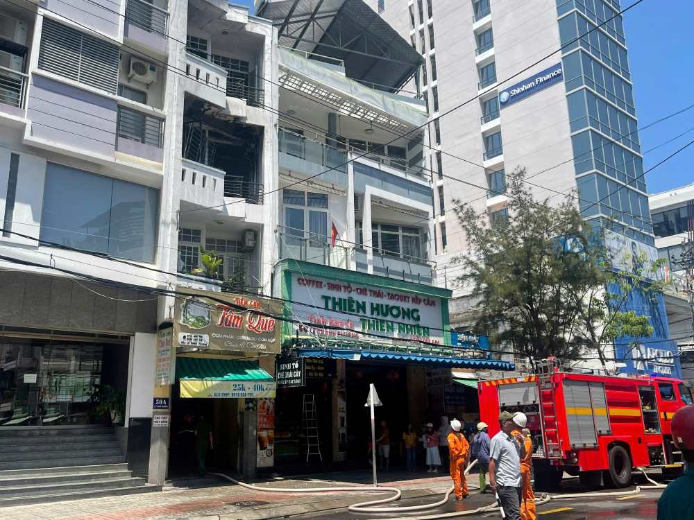 Đám cháy được lực lượng chức năng khống chế hoàn toàn trong khoảng 30p. Ảnh: Phương Linh