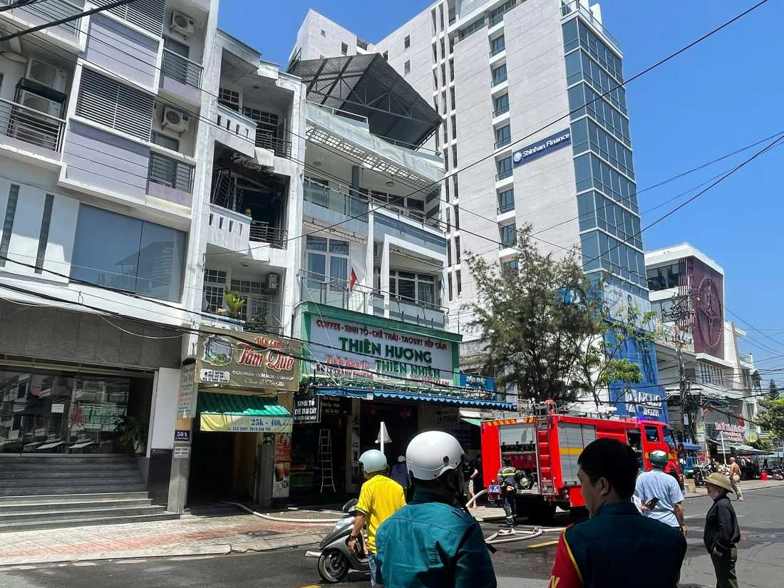 Scene of the 4-story house fire on Le Thanh Phuong street, Tay Nha Trang ward, Khanh Hoa province. Photo: Phuong Linh