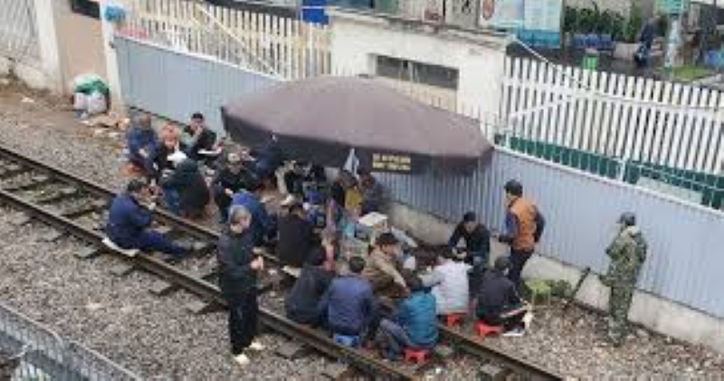 From May 15, 2026, people sitting on the railway may be fined up to 500,000 VND. Photo: The Ky