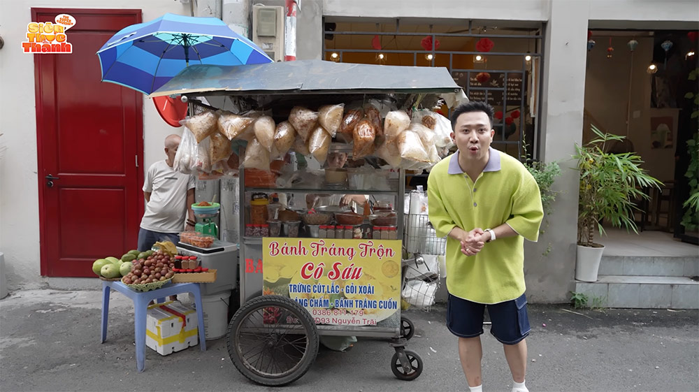 Trấn Thành giới thiệu xe bánh tráng bình dân trên đường Nguyễn Trãi, phường Cầu Ông Lãnh, TPHCM. Ảnh cắt từ video