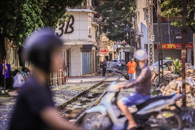 From May 15, 2026, motorcyclists crossing railway barriers may be fined up to 6 million VND. Photo: Luu An