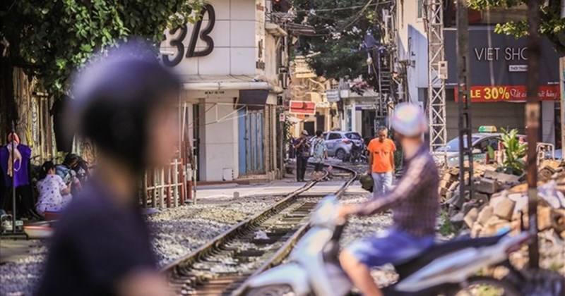 Vượt rào chắn đường sắt bằng xe máy, bị phạt đến 6 triệu đồng