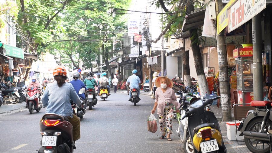 Sidewalks are encroached upon, Da Nang residents risk walking on the road. Photo: Tran Thi