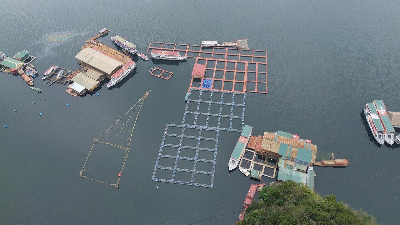 Phía trên lòng hồ, mọi hoạt động nuôi trồng, đánh bắt thủy sản vẫn diễn ra bình thường. Ảnh: Minh Chuyên 