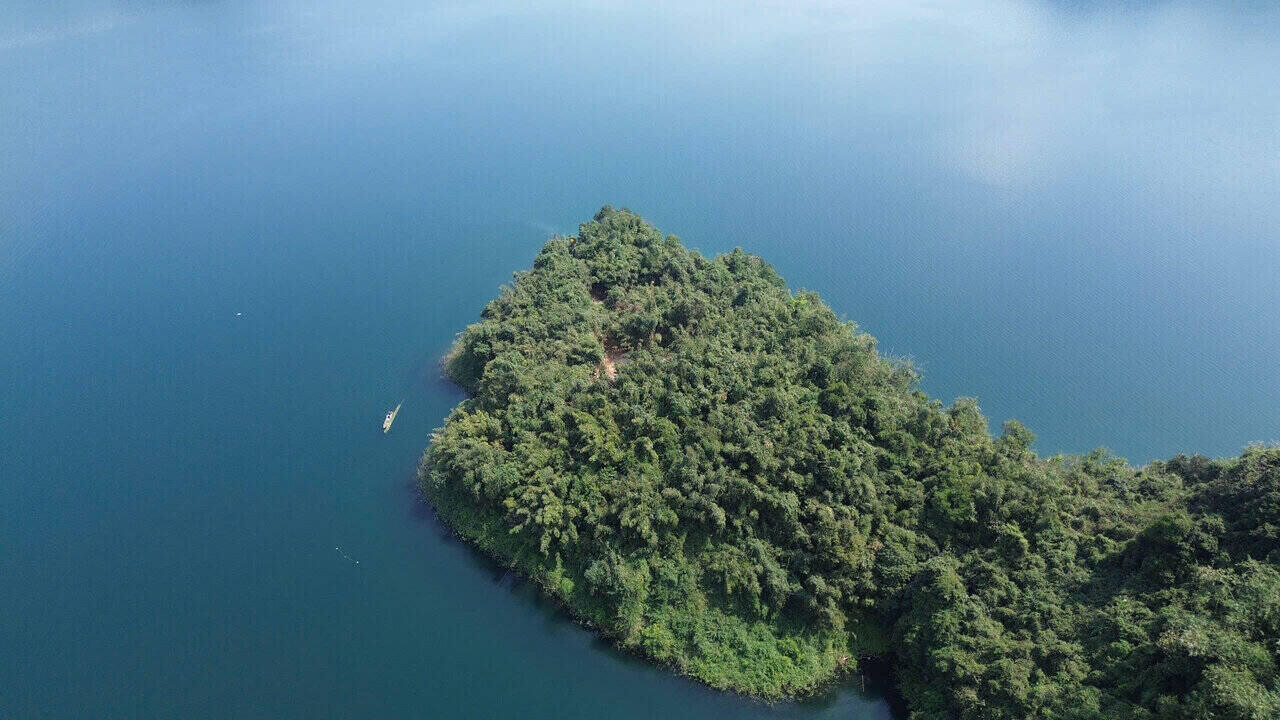 Làn nước trong xanh trên lòng hồ Thủy điện Hòa Bình. Ảnh: Minh Chuyên 