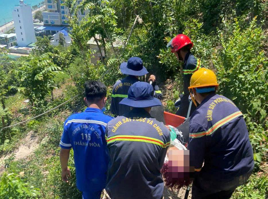 Las fuerzas funcionales bajan a la víctima exhausta al escalar la montaña Co Tien (barrio de Bac Nha Trang, provincia de Khanh Hoa). Foto: Phuong Linh