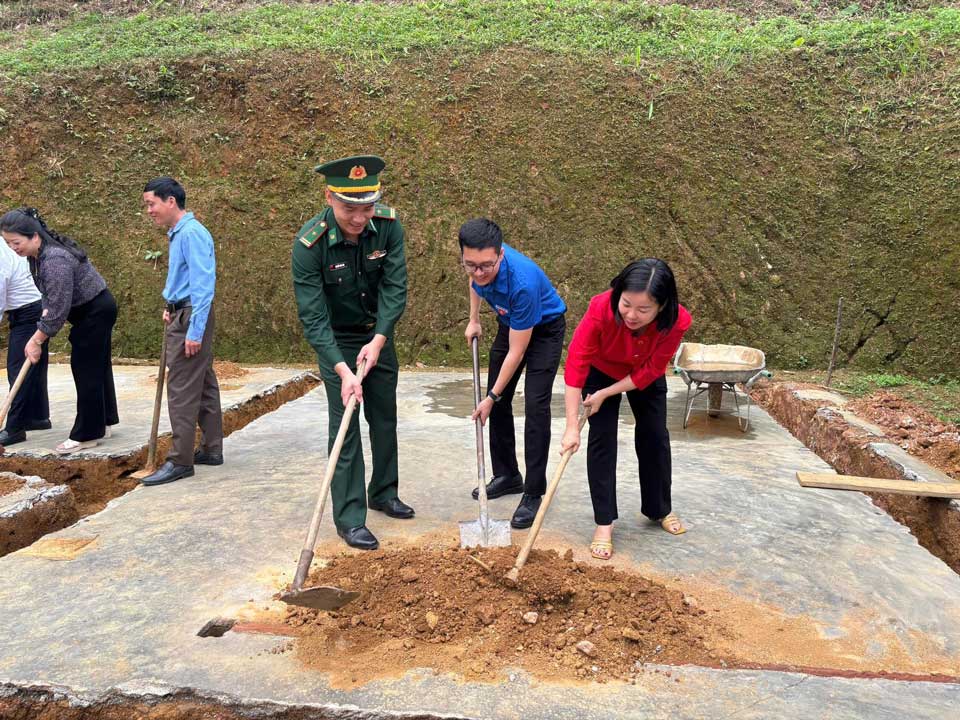 Cán bộ, đoàn viên thanh niên tham gia nghi thức khởi công xây dựng “Nhà nhân ái” tại tổ dân phố Cốc Lầy.