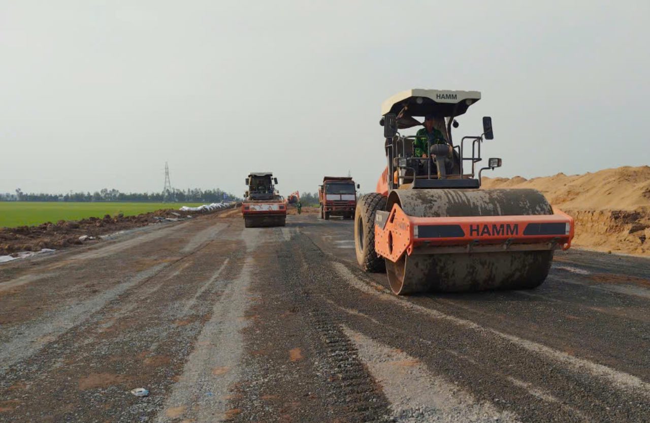 Không khí lao động khẩn trương trên công trường tại gói thầu 42 thuộc dự án cao tốc Châu Đốc – Cần Thơ – Sóc Trăng. Ảnh: Thành Nhân