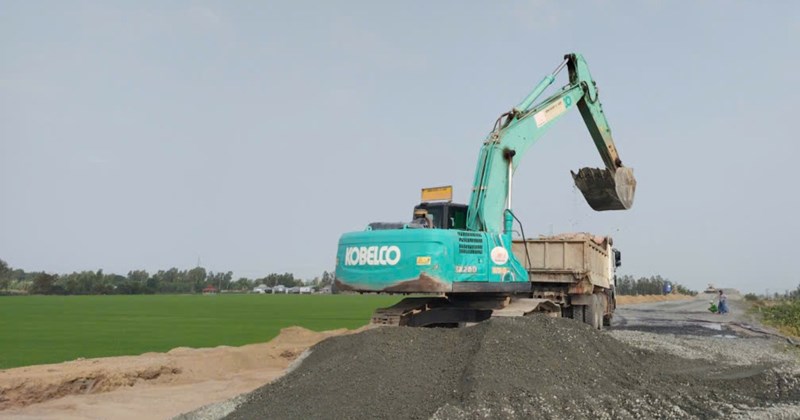 Công nhân nỗ lực hoàn thành cao tốc đúng tiến độ
