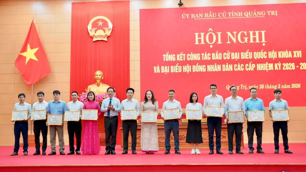Reporteros del periódico Lao Dong (segundo por la izquierda) junto con reporteros de agencias de prensa en el área reciben certificados de mérito por tener muchos artículos vívidos sobre el trabajo de elección de diputados de la Asamblea Nacional XVI y diputados de los Consejos Populares de todos los niveles para el mandato 2026-2031. Foto: T. Thuy