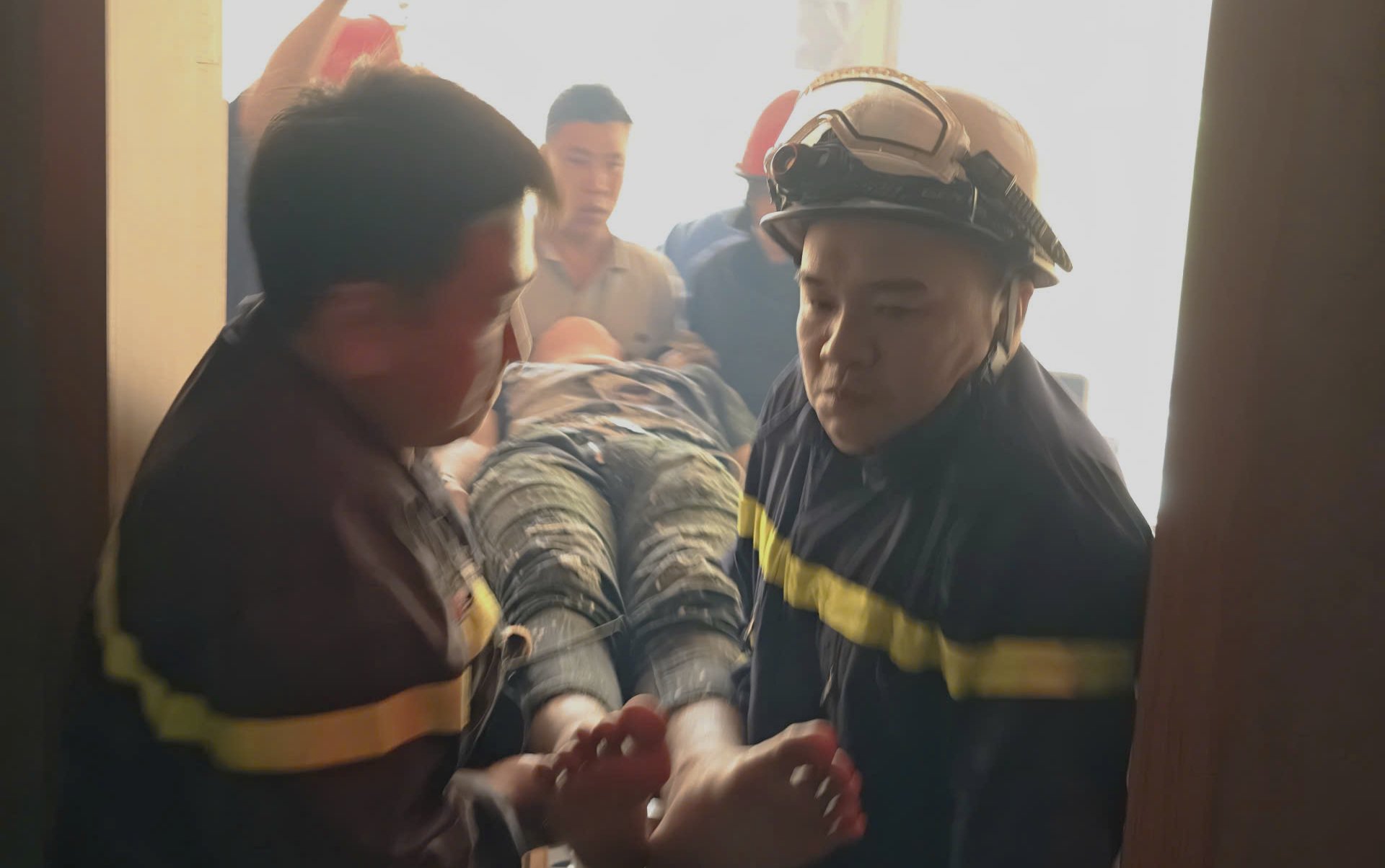 La policía rescató a tiempo al joven atrapado en el ascensor. Foto: Policía proporcionada