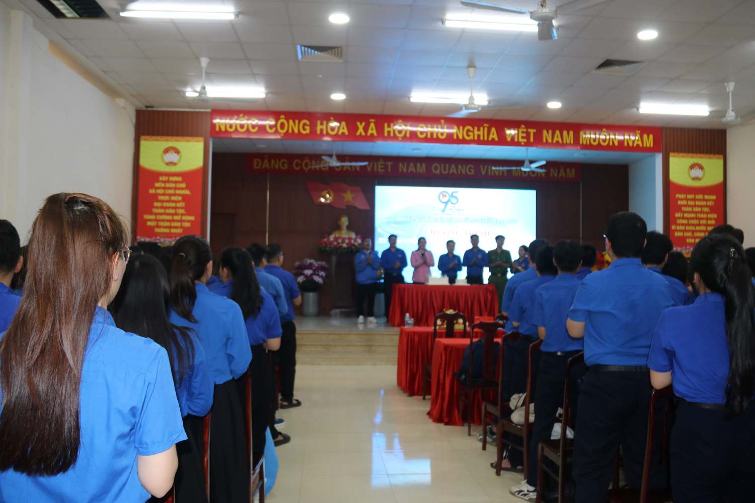 Gần 150 đoàn viên thanh niên phường Tây Nha Trang, tỉnh Khánh Hòa cùng hướng về kỉ niệm 95 ngày thành lập Đoàn. Ảnh: Phương Linh