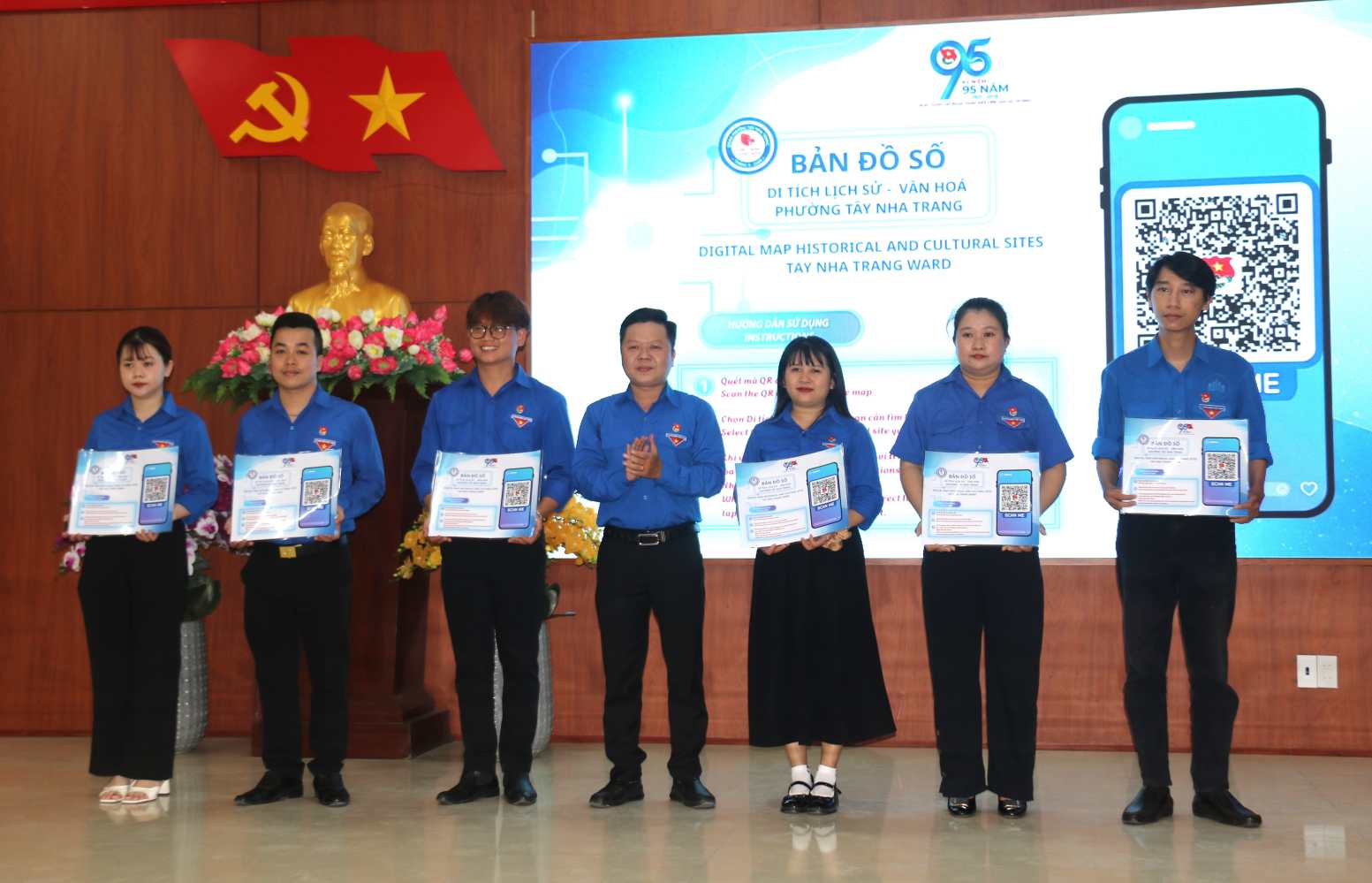 Những tấm bảng ghi mã bản đồ số giúp người dân và du khách khám phá di tích Tây Nha Trang được Đoàn thanh niên trao cho các cơ sở. Ảnh: Phương Linh