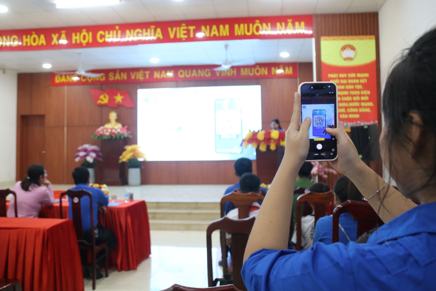 Đoàn viên truy cập tìm hiểu về bản đồ số di tích lịch sử phường Tây Nha Trang. Ảnh: Phương Linh