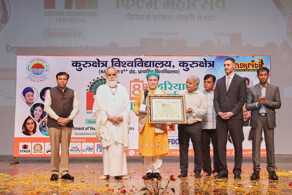 Artist Chu Bao Que receives an award at the 8th Haryana International Film Festival in India. Photo: Character provided