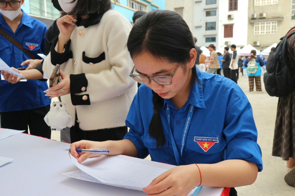 Chị Nguyễn Huyền Trang tìm hiểu thông tin việc làm và cơ hội thực tập từ sớm. Ảnh: Quỳnh Chi