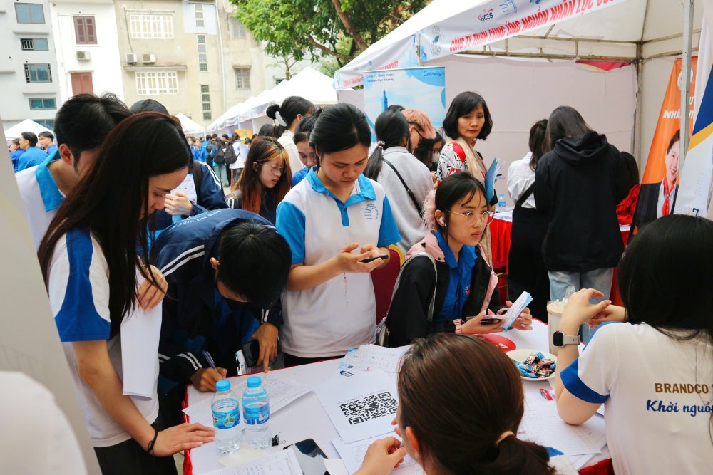 청년의 달 취업 박람회에는 18-25세 젊은 노동자를 위한 1,180개의 채용 목표가 있습니다. 사진: 퀸 치