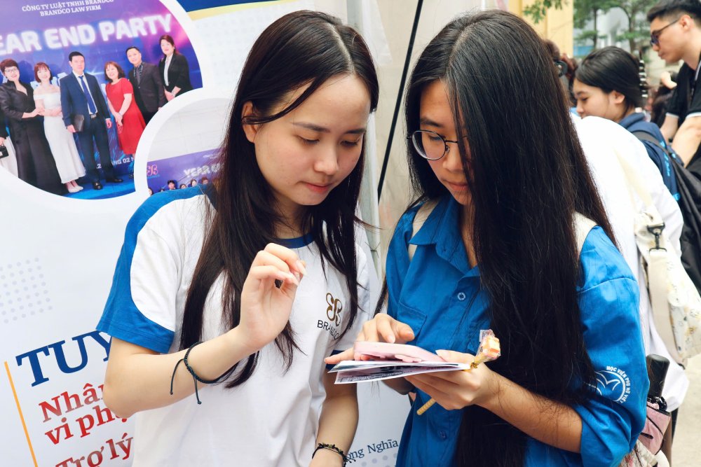 Phiên giao dịch việc làm chuyên đề Tháng Thanh niên năm 2026 có 36 đơn vị tham gia, có 20 doanh nghiệp thuộc lĩnh vực thương mại - dịch vụ, chiếm 89%. Ảnh: Quỳnh Chi