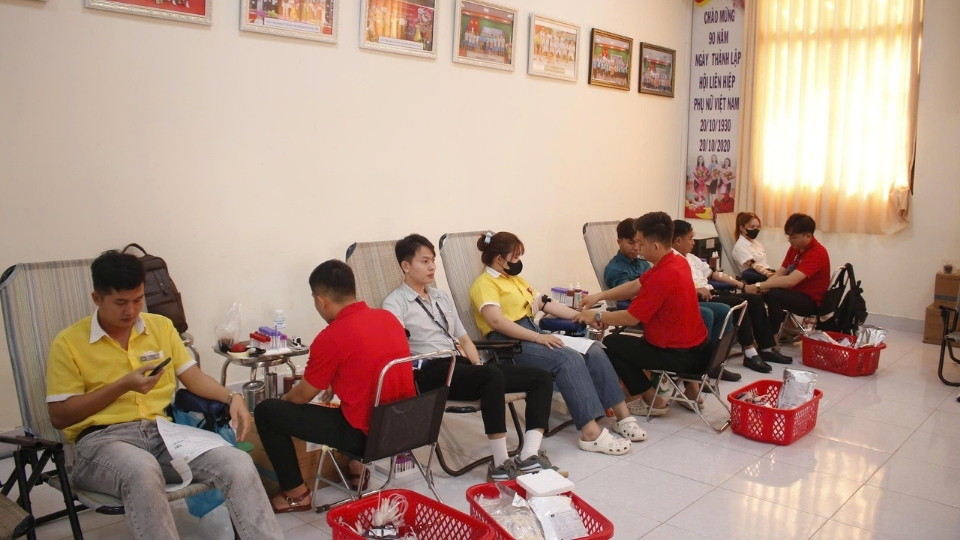 Trabajadores de la empresa TNHH Tỷ Bách participan en la donación voluntaria de sangre. Foto: Hoàng Lộc