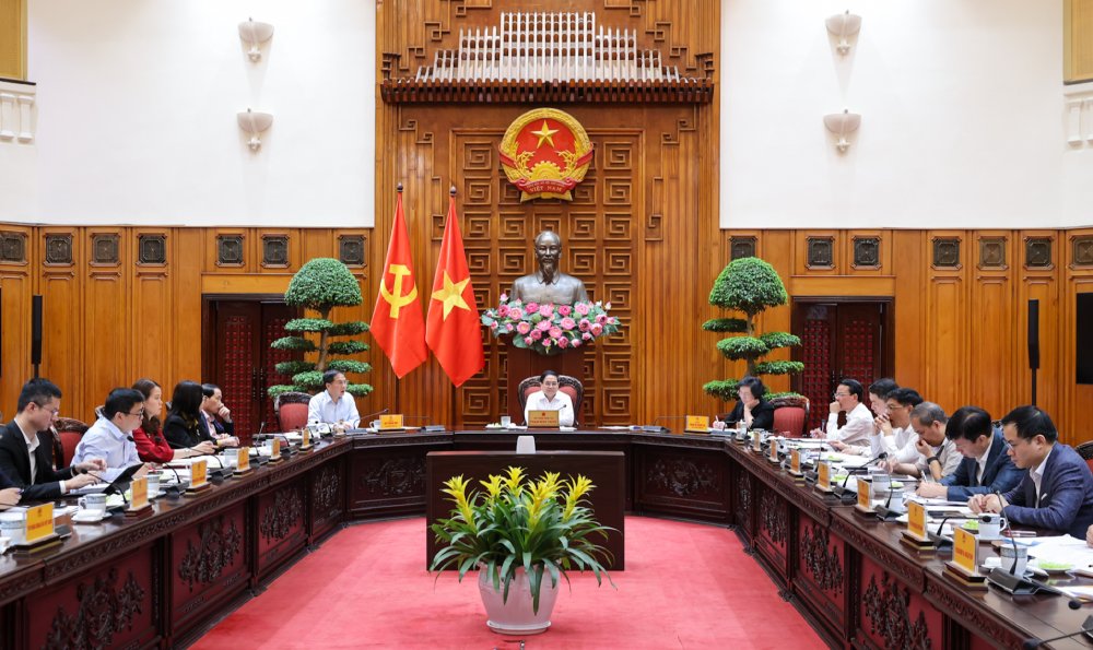 Thủ tướng Chính phủ Phạm Minh Chính làm việc với Tổ công tác an ninh năng lượng. Ảnh: VGP